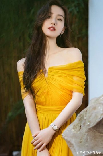 刘诗诗一身黑色纱裙现身活动,卷发高马尾少女感十足,她的状态怎么样